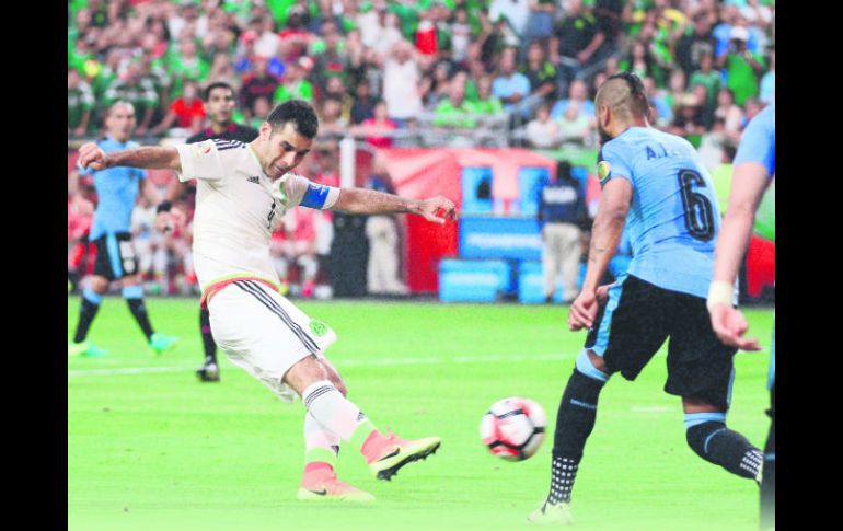 Rafael Márquez, con técnica depurada, sacó un fogonazo de derecha al ángulo superior izquierdo de la cabaña uruguaya. MEXSPORT /