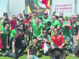 Aficionados. Personas que apoyan al Tri previo al inicio del juego ante Uruguay en el Estadio de la Universidad de Arizona. EFE /