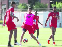 Blas Pérez. El delantero (con el balón), es el jugador clave  de los canaleros, hoy contra los bolivianos. EFE /