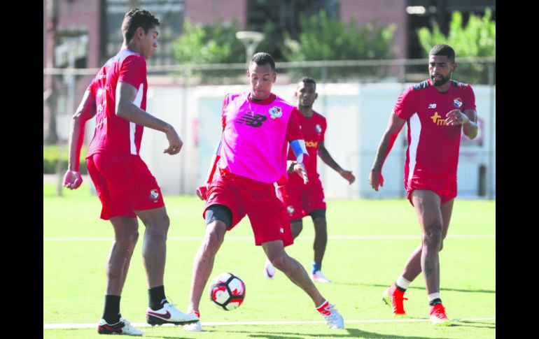 Blas Pérez. El delantero (con el balón), es el jugador clave  de los canaleros, hoy contra los bolivianos. EFE /