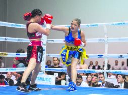 Alondra “Magnífica” García. La boxeadora tapatía conecta a Monserrat “Chispa” Alarcón en la pelea del sábado pasado. ESPECIAL / COMUDE GUADALAJARA