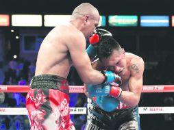 Épica batalla. Orlando Salido (izquierda) golpea a Francisco Vargas ayer en el StubHub Center. AFP /