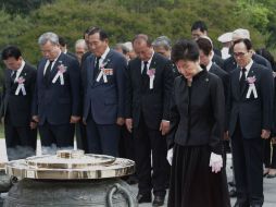 Park Geun-hye ora frente a una tumba en el Cementerio Nacional de Seúl como señal de respeto. AFP / A. Young-joon