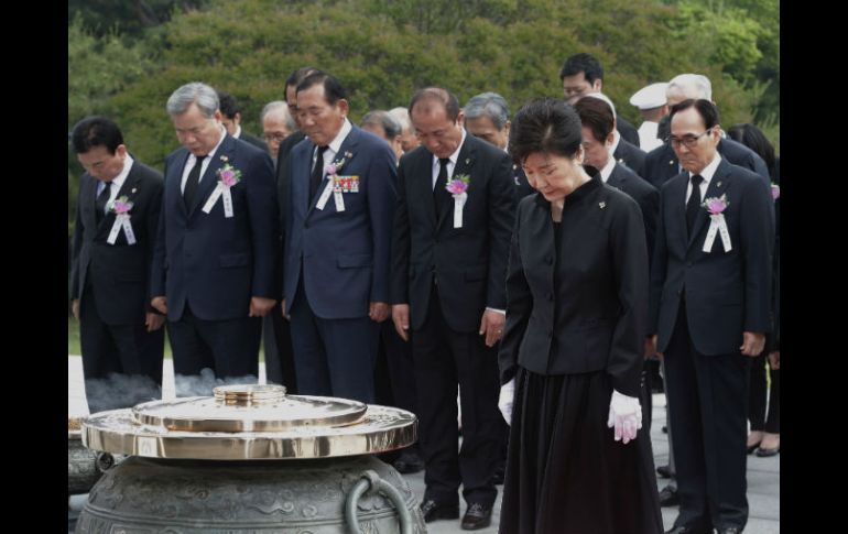 Park Geun-hye ora frente a una tumba en el Cementerio Nacional de Seúl como señal de respeto. AFP / A. Young-joon