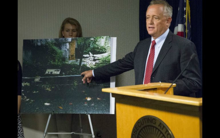 Joe Deters explica en conferencia de prensa que la mamá del pequeño 'estaba atenta'. AP / J. Minchillo