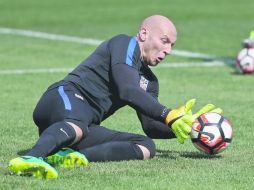 Brad Guzan. El portero estadounidense ataja un balón durante un entrenamiento de ayer en el estadio Soldier Field. EFE /