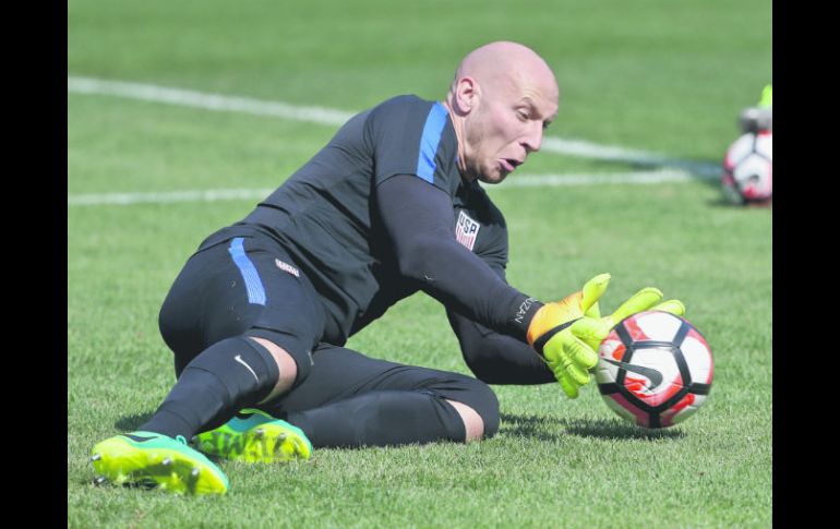 Brad Guzan. El portero estadounidense ataja un balón durante un entrenamiento de ayer en el estadio Soldier Field. EFE /