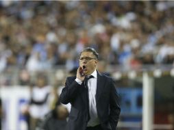 El entrenador de Argentina, Gerardo Martino, sigue el juego ante Chile. EFE / D. Fernández