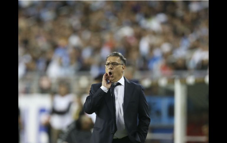 El entrenador de Argentina, Gerardo Martino, sigue el juego ante Chile. EFE / D. Fernández