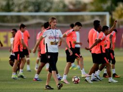 El entrenador de Perú, Ricardo Careca, entrena junto a su plantel en el estadio de Tempe. AFP / A. Estrella