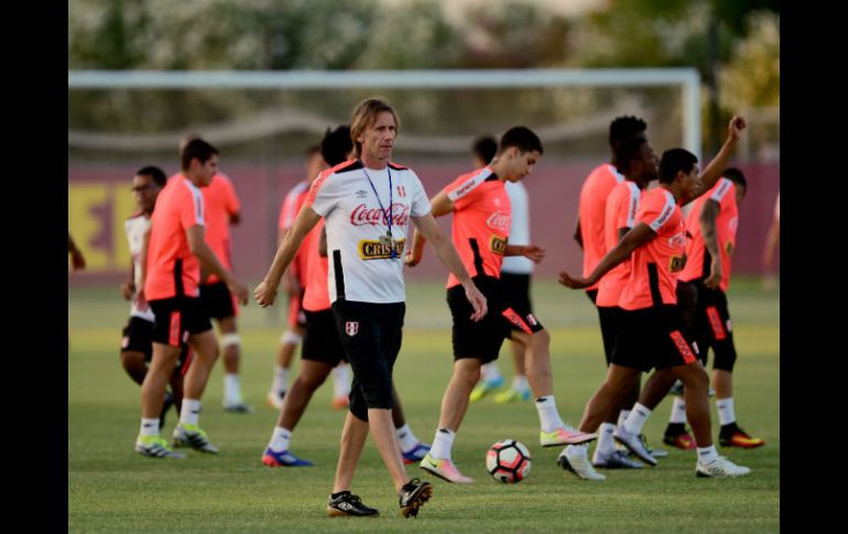 El entrenador de Perú, Ricardo Careca, entrena junto a su plantel en el estadio de Tempe. AFP / A. Estrella