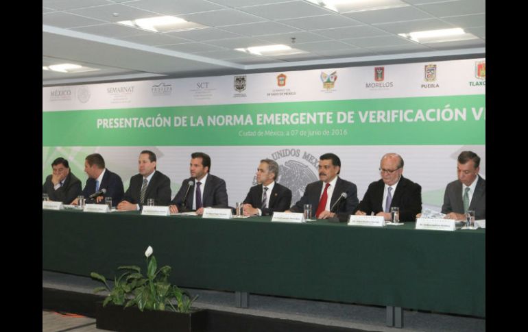 Este martes, los mandatarios de la Megalópolis y el titular de la Semarnat presentan la nueva norma de verificación. NTX / C. Pereda