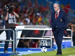 Vicente del Bosque sale cabizbajo luego de la derrota de España en su último juego de preparación. EFE / E.Naranjo