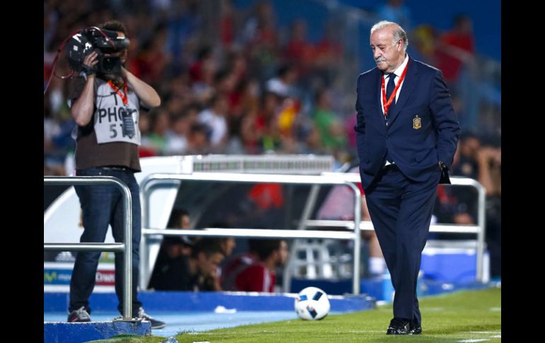 Vicente del Bosque sale cabizbajo luego de la derrota de España en su último juego de preparación. EFE / E.Naranjo