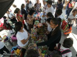 Venta de comida con alto contenido calórico afuera de la escuela primaria 'Basilio Vadillo'. EL INFORMADOR / F. Atilano