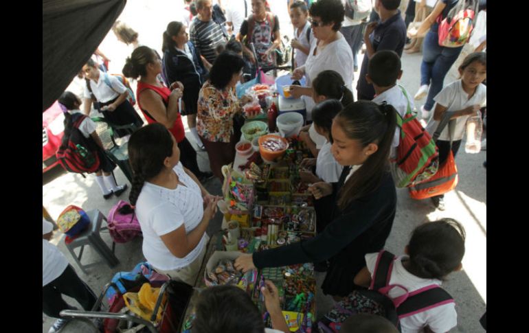 Venta de comida con alto contenido calórico afuera de la escuela primaria 'Basilio Vadillo'. EL INFORMADOR / F. Atilano