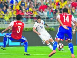 El volante ofensivo de Colombia, James Rodríguez (al centro), dispara el esférico en el juego de ayer ante Paraguay. AFP /