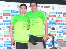 Dúo Dinámico. Hirving Lozano (izquierda) y Raúl Jiménez ofrecieron una conferencia de prensa ayer. NTX /