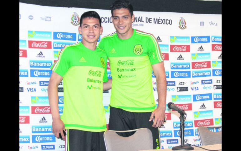 Dúo Dinámico. Hirving Lozano (izquierda) y Raúl Jiménez ofrecieron una conferencia de prensa ayer. NTX /