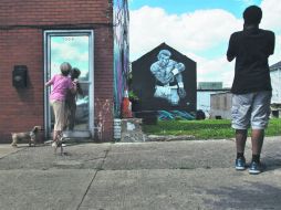 Se preparan. Mural con la imagen del ex campeón del mundo de los pesos completos, Muhammad Alí, en Louisville, Kentucky. AFP /