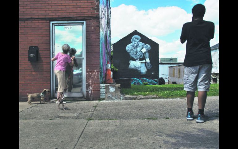 Se preparan. Mural con la imagen del ex campeón del mundo de los pesos completos, Muhammad Alí, en Louisville, Kentucky. AFP /