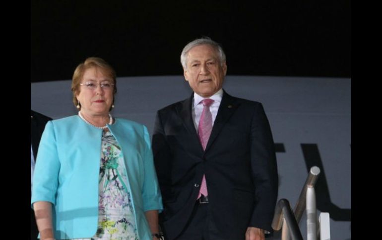 Burgos (d) había asumido el cargo en mayo del 2015 cuando Bachelet realizó un ajuste de gabinete y salieron nueve funcionarios. NTX / ARCHIVO