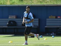 Aunque no participará en el partido, Suárez realizó hoy ejercicios de calentamiento junto con el equipo, observado por el cuerpo médico AFP / N. Kamm