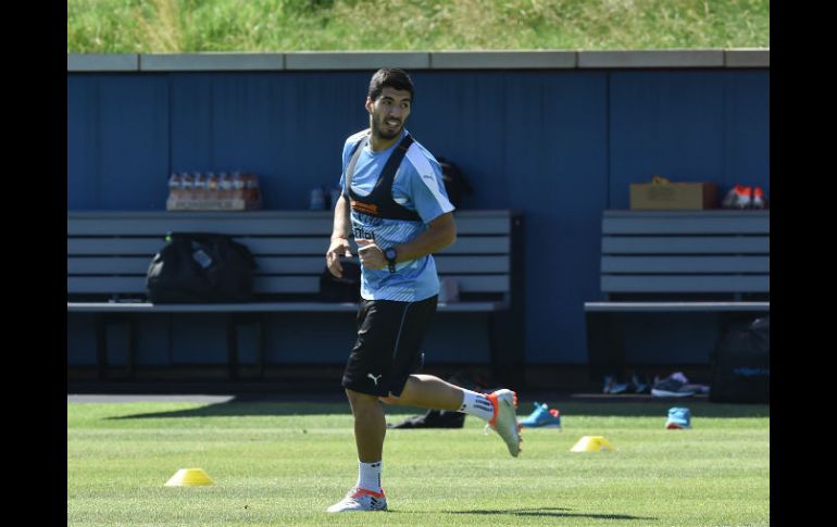 Aunque no participará en el partido, Suárez realizó hoy ejercicios de calentamiento junto con el equipo, observado por el cuerpo médico AFP / N. Kamm