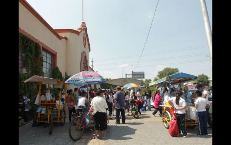 Venta de golosinas afuera de la escuela primaria Basilio Vadillo. EL INFORMADOR / F. Atilano