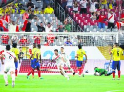 Edison Flores (20) celebra tras conseguir el segundo gol de Perú durante el partido de ayer ante su similar de Ecuador. AFP / C. Petersen