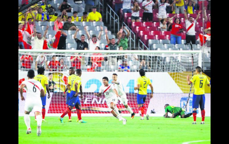 Edison Flores (20) celebra tras conseguir el segundo gol de Perú durante el partido de ayer ante su similar de Ecuador. AFP / C. Petersen