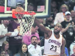 LeBron James salió inspirado en casa, al aportar 32 puntos en la paliza de los Cavaliers a los Warriors. AP / R. Schwane