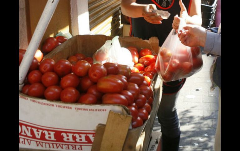 Destacan que el descenso en los precios se debe a la disminución de algunos productos agropecuarios, como jitomate, chiles y limón. EL INFORMADOR / ARCHIVO