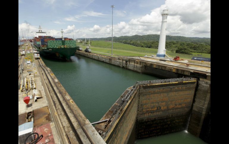 Los obreros están molestos por no ser invitados a la inauguración y sólo a las pruebas; cuando ellos sí construyeron el canal. AP / ARCHIVO