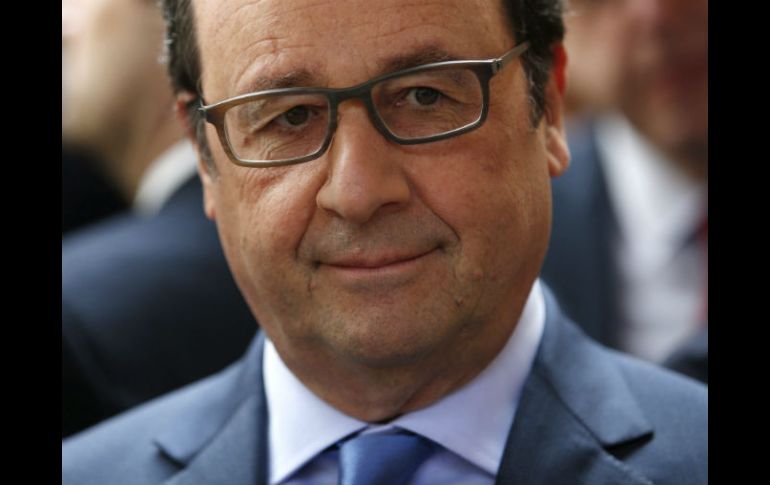 Hollande descarta aplicar medidas más drásticas a los sindicatos para que detengan sus paros. EFE / P. Wojazer