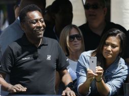 Pelé prefirió donar esa colección para hacer algo bueno por los pobres, y destaca que tales objetos siempre estarán en su corazón. AFP / P. Kovarik