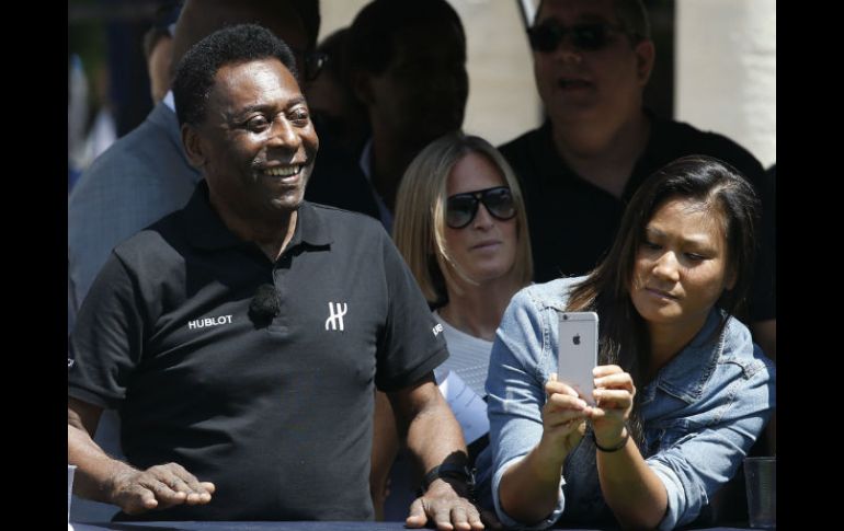 Pelé prefirió donar esa colección para hacer algo bueno por los pobres, y destaca que tales objetos siempre estarán en su corazón. AFP / P. Kovarik