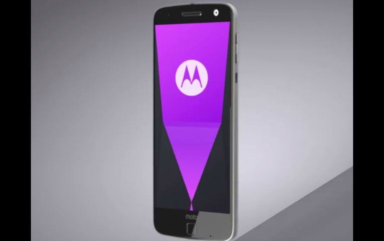 El Moto Z tiene un grosor de 5.2 milímetros y su pantalla Quad HD AMOLED es de 5.5 pulgadas. TWITTER / @Moto_ESP