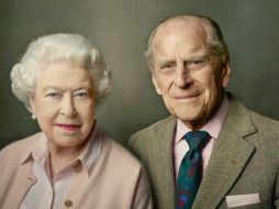 Isabel II aparece  junto con su esposo, el príncipe Felipe, en una imagen de tonos suaves. AFP / A. Leibovitz