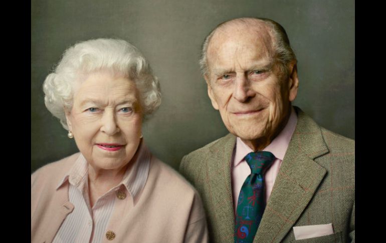 Isabel II aparece  junto con su esposo, el príncipe Felipe, en una imagen de tonos suaves. AFP / A. Leibovitz