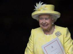 La monarca llega ataviada de amarillo; como era de esperarse la ceremonia contó con la pompa y circunstancia de un festejo oficial. AFP / J. Tallis