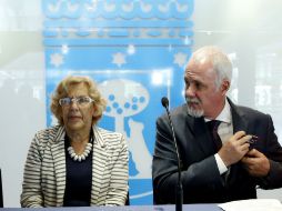 La alcaldesa Manuela Carmena (i) resalta el honor que supone para Madrid ser la ciudad invitada en ese evento internacional. EFE / S. Barrenechea