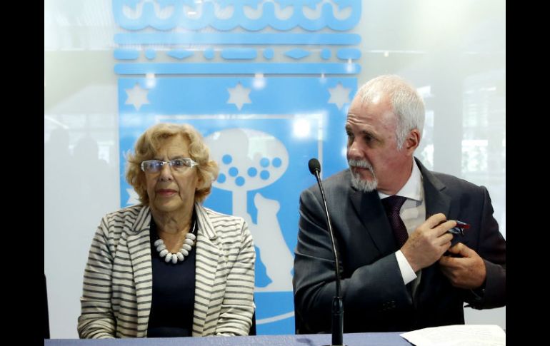 La alcaldesa Manuela Carmena (i) resalta el honor que supone para Madrid ser la ciudad invitada en ese evento internacional. EFE / S. Barrenechea