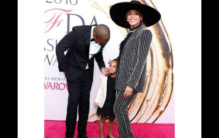 La hija de Beyoncé y Jay Z lució un glamoroso look de chaqueta blanca satinada, top negro y falda de plumas. INSTAGRAM / mischkaaoki