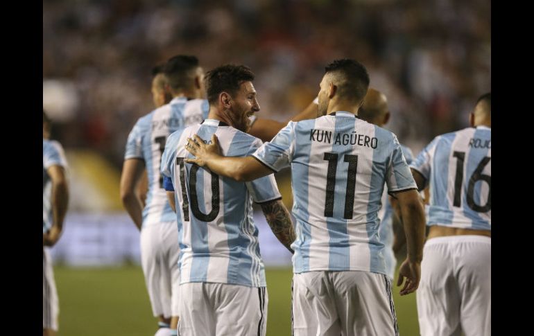 El astro Lionel Messi regresó este viernes con un espectacular tripleta para una goleada de Argentina. EFE / D. Fernández