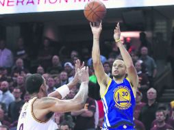 La figura. Stephen Curry (#30) consiguió 38 puntos para llevar a los Warriors a la victoria. AFP / R. Martínez