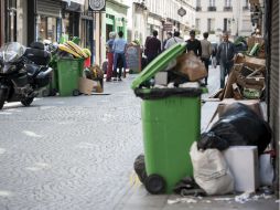 Para evitar que la basura siga apilándose en las calles, diversas ciudades han contratado empresas recolectoras privadas. EFE / J. Lempin