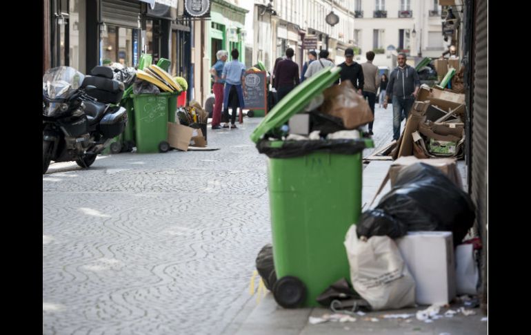 Para evitar que la basura siga apilándose en las calles, diversas ciudades han contratado empresas recolectoras privadas. EFE / J. Lempin