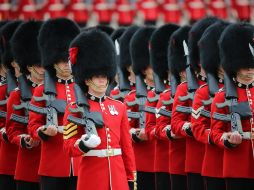 Soldados de diferentes divisiones del Ejército británico participan en el ''desfile del cumpleaños de la reina''. EFE /