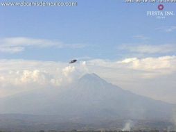 En la fotografía puede observarse un objeto que surca el cielo por delante del cráter del Coloso de Fuego. FACEBOOK / webcamsdemexico